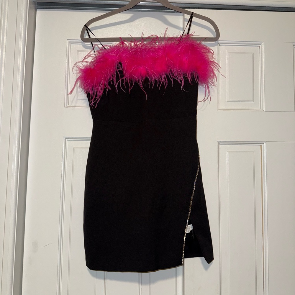 DO+BE Mini Dress Pink Feather Black with Slit